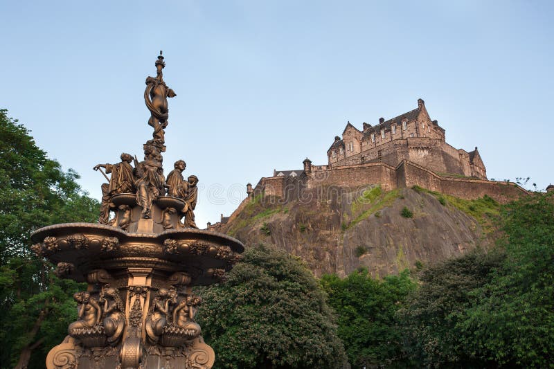 Edinburgh Castle von West Princes Street Gardens mit Ross Fountain im Vordergrund stockfotografie Edinburgh Castle von West Princes Street Gardens mit Ross Fountain im Vordergrund stockfotografie