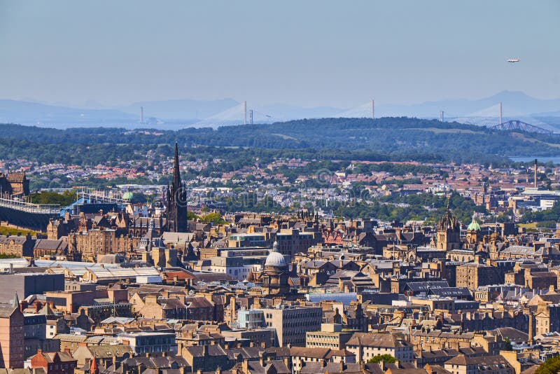 Edinburgh-Stadtbild mit Kirchen, überbrücken weiter und Queensferry-Brücke im Hintergrund lizenzfreie stockfotos Edinburgh-Stadtbild mit Kirchen, überbrücken weiter und Queensferry-Brücke im Hintergrund lizenzfreie stockfotos