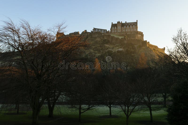 Edinburgslott i morgonsolljus royaltyfri bild Edinburgslott i morgonsolljus royaltyfri bild