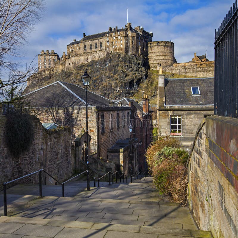 Edinburgslottsikt från Vennel royaltyfria foton Edinburgslottsikt från Vennel royaltyfria foton