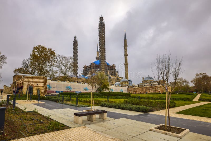 Edirne turkey listopad 23 2022. wizerunek zewnętrzny meczetu selimiye. meczet został zbudowany w latach 1569-1575 przez architekta mimara sinana na wniosek sułtana selima ii