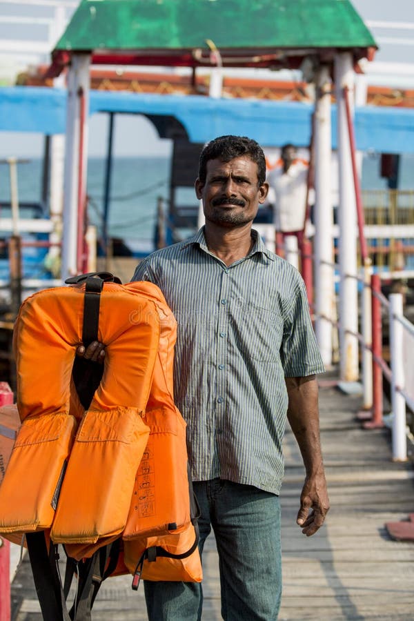 Editorial documental RAMESWARAM, RAMESHWARAM, TAMIL NADU, la INDIA - marzo circa, 2018 Jacketfor indio no identificado de la vida fotos de archivo Editorial documental RAMESWARAM, RAMESHWARAM, TAMIL NADU, la INDIA - marzo circa, 2018 Jacketfor indio no identificado de la vida fotos de archivo