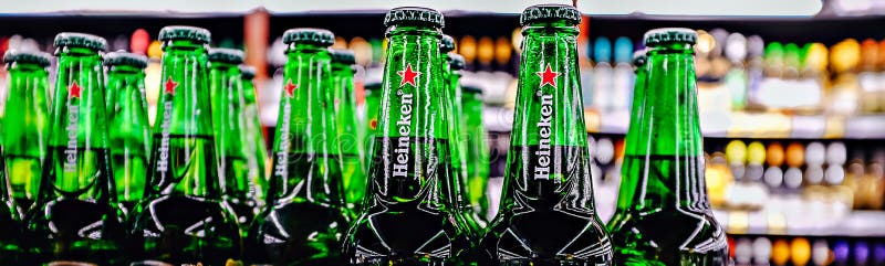 Editorial selectivo focus banner de heineken beer bottle una marca de cerveza holandesa