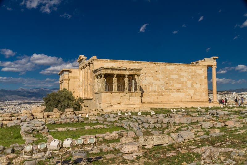 Editorial, templo de Erechtheion com o patamar das cariátides na acrópole em Atenas imagem de stock royalty free Editorial, templo de Erechtheion com o patamar das cariátides na acrópole em Atenas imagem de stock royalty free