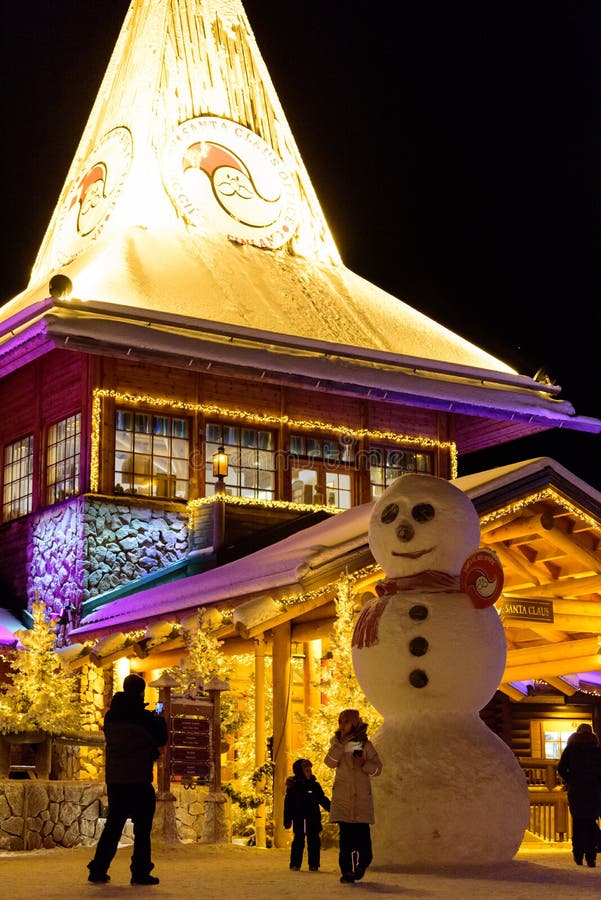 Editoriale: La Lapponia, Finlandia, il 30 dicembre 2018 Villaggio di Santa Claus a Rovaniemi, Lapponia Findland fotografie stock libere da diritti Editoriale: La Lapponia, Finlandia, il 30 dicembre 2018 Villaggio di Santa Claus a Rovaniemi, Lapponia Findland fotografie stock libere da diritti
