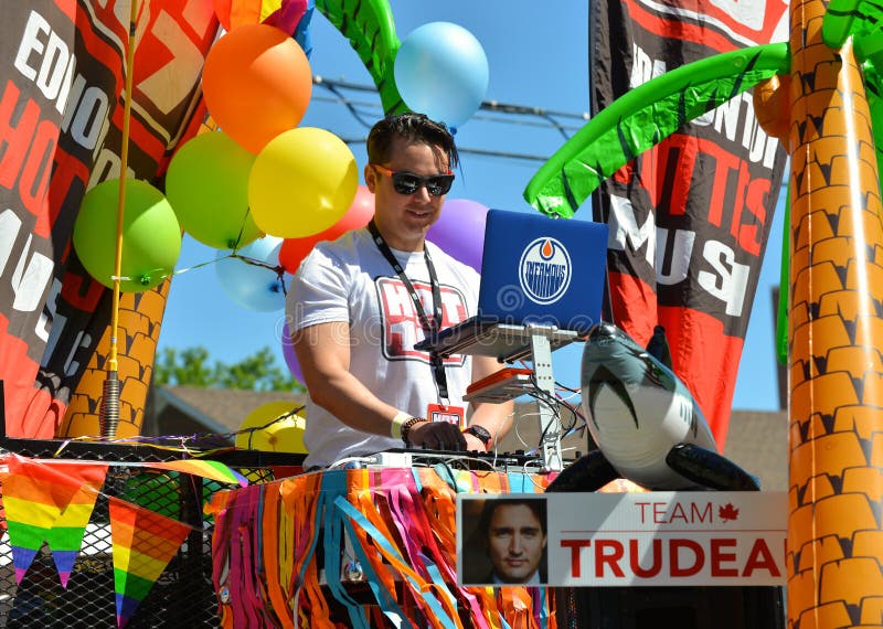 Edmonton, Canadá 10 de junio de 2016: La gente celebra orgullo fotos de archivo libres de regalías Edmonton, Canadá 10 de junio de 2016: La gente celebra orgullo fotos de archivo libres de regalías