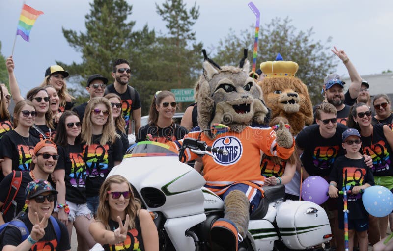 Edmonton, Canadá 9 de junio de 2018: ` S Pride Parade de Pride Supporters At Edmonton fotos de archivo libres de regalías Edmonton, Canadá 9 de junio de 2018: ` S Pride Parade de Pride Supporters At Edmonton fotos de archivo libres de regalías