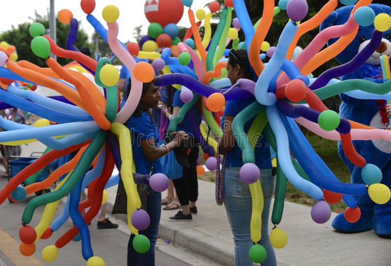 Edmonton, Canadá 9 de junio de 2018: ` S Pride Parade de Pride Supporters At Edmonton imagenes de archivo Edmonton, Canadá 9 de junio de 2018: ` S Pride Parade de Pride Supporters At Edmonton imagenes de archivo