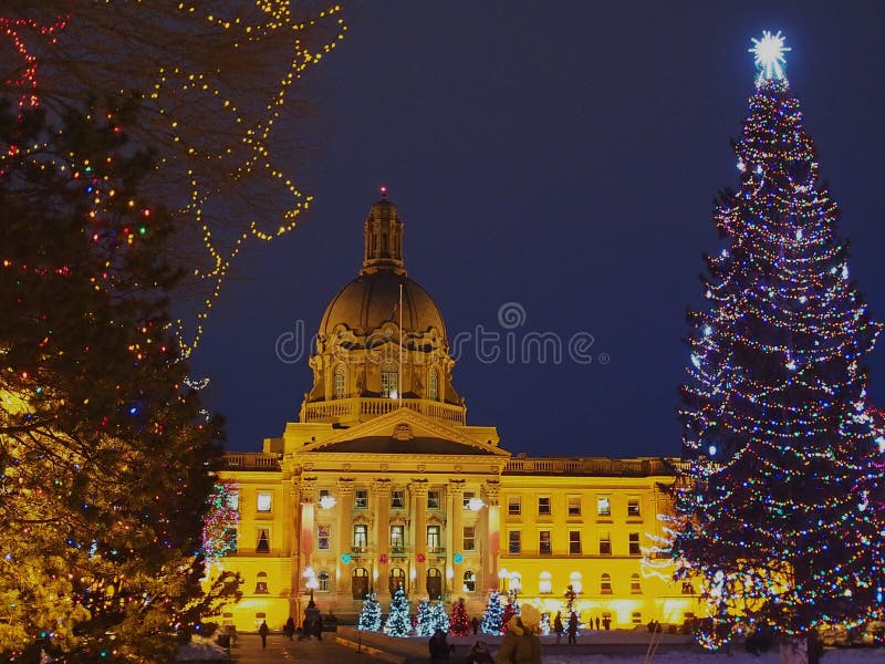 Edmonton di costruzione legislativo, Alberta With Christmas Lights immagine stock libera da diritti Edmonton di costruzione legislativo, Alberta With Christmas Lights immagine stock libera da diritti