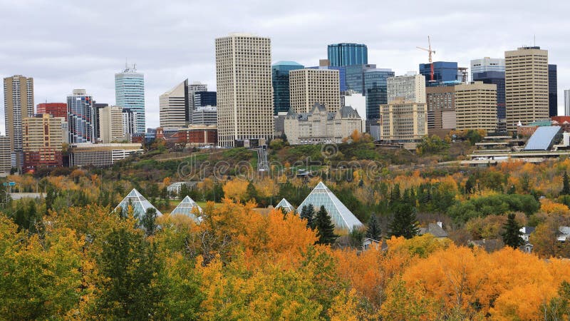 Edmonton Kanada centrum med den färgrika aspen i förgrund royaltyfri foto Edmonton Kanada centrum med den färgrika aspen i förgrund royaltyfri foto