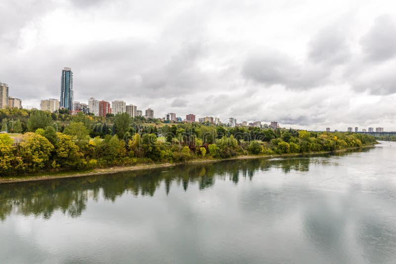 Edmonton vom Fluss lizenzfreie stockfotos Edmonton vom Fluss lizenzfreie stockfotos