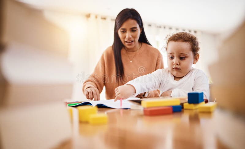 Livro De Desenho E Vista De Cima Das Crianças No Chão Com Brinquedos E  Quebra-cabeças De Números E Brincadeiras Em Casa. Família Imagem de Stock -  Imagem de atividade, relaxado: 271691847