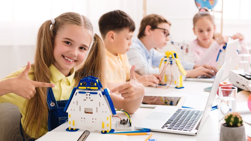 Crianças Felizes Que Constroem Robôs Na Escola Da Robótica Foto de Stock -  Imagem de povos, elementar: 84421408