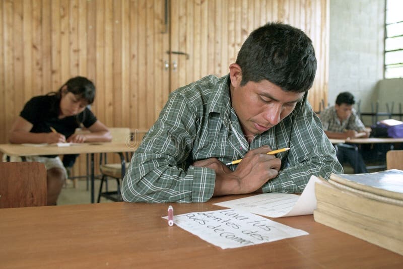 Educación para los indios maduros en sala de clase
