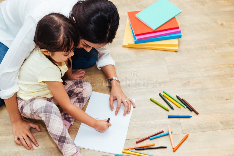 Educati feliz del profesor del dibujo de la guardería de la muchacha del niño del niño de la familia imagen de archivo Educati feliz del profesor del dibujo de la guardería de la muchacha del niño del niño de la familia imagen de archivo