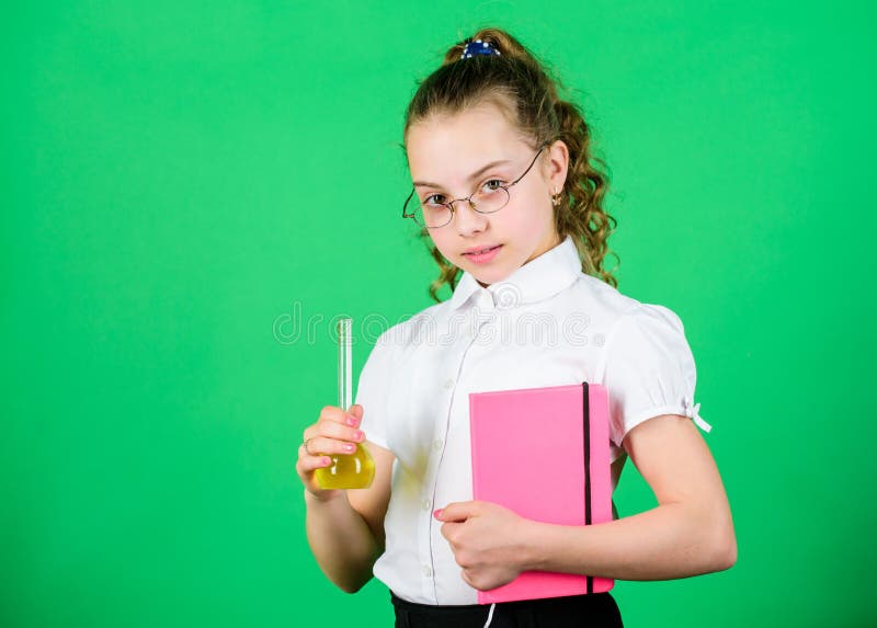 Educatief experiment Chemiepret De Dag van de kennis Schoolmeisje met kleurrijke chemische vloeistoffen Het hebben van pret met c royalty-vrije stock foto Educatief experiment Chemiepret De Dag van de kennis Schoolmeisje met kleurrijke chemische vloeistoffen Het hebben van pret met c royalty-vrije stock foto