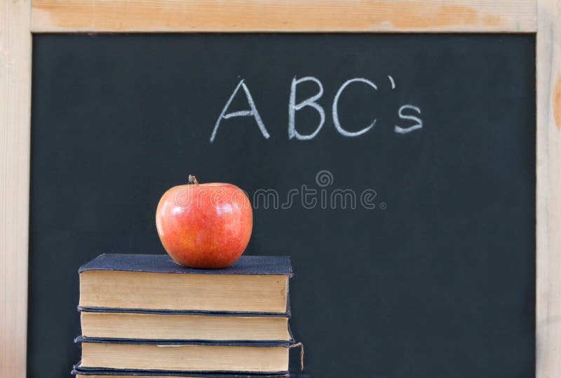 Educazione Abc scritto sulla lavagna con apple libri.