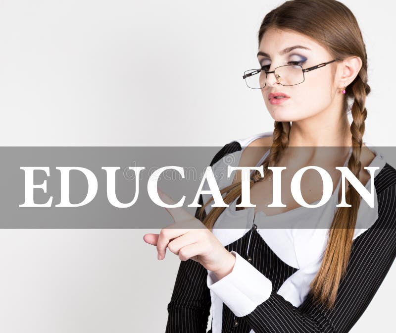 Educação escrita na tela virtual o secretário 'sexy' em um terno de negócio com vidros, imprensas abotoa-se em telas virtuais foto de stock Educação escrita na tela virtual o secretário 'sexy' em um terno de negócio com vidros, imprensas abotoa-se em telas virtuais foto de stock