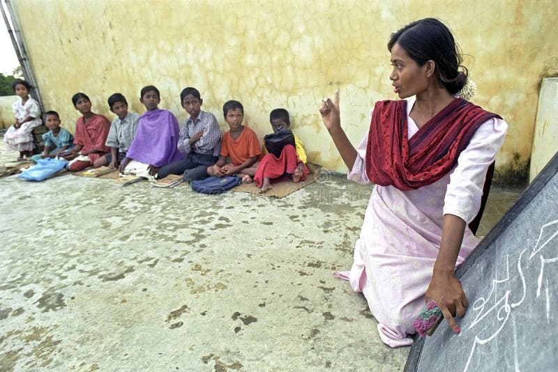 Educação primária exterior para crianças bengalis