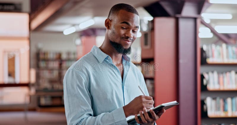 Edukacja twarzą w twarz lub czarny mężczyzna w bibliotece piszący z uśmiechem na notatki z wiedzy lub rozwój do nauki