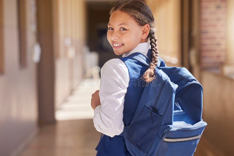 Edukacyjny plecak i nauka z dziewczyną chodzącą korytarzem do klasy, aby uczyć się na rozwój. dzieci obraz stock