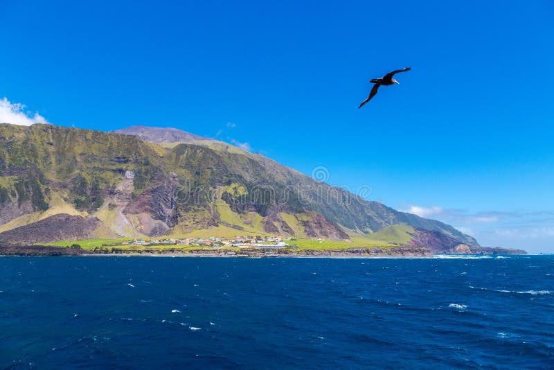 Edynburg Siedem morzy, Tristan da Cunha, najwięcej dalekiej wyspy 1961 wulkanu rożek Widok od roadstead Seagull, kormoran lub