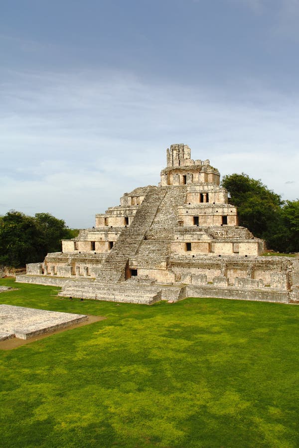 Edzna pyramid stock photo. Image of mayan, architecture - 8982960