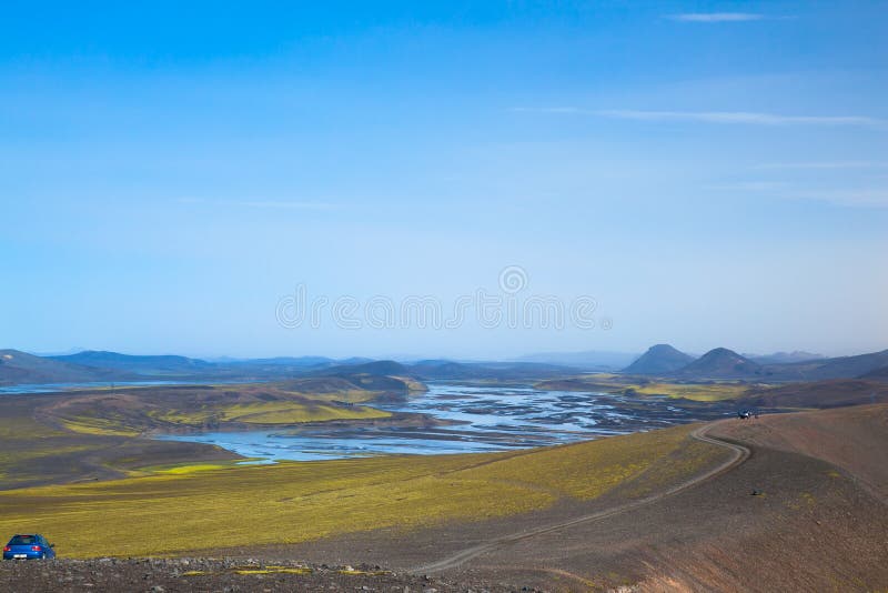 Een aardeweg in de zomer in IJsland Dichtbij Meer Myvatn royalty-vrije stock foto's Een aardeweg in de zomer in IJsland Dichtbij Meer Myvatn royalty-vrije stock foto's