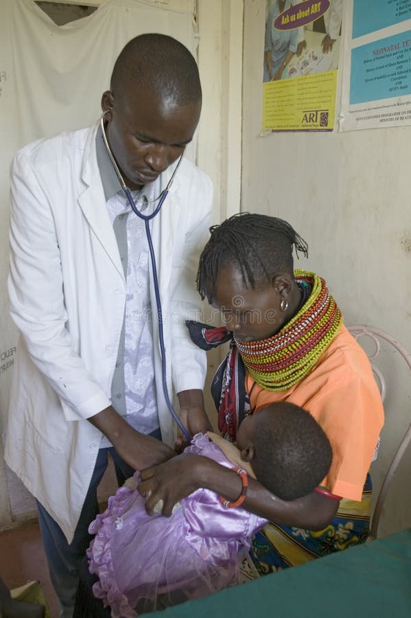 Een arts controleert moeder en kinderen HIV/AIDS in Pepo La Tumaini Jangwani, HIV/AIDS Communautair Rehabilitatieprogramma, Weesh