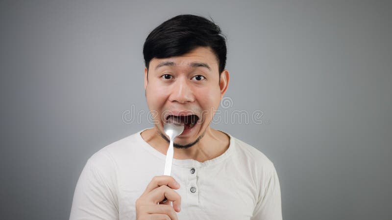 Een Aziatische mens met lepel stock afbeeldingen Een Aziatische mens met lepel stock afbeeldingen
