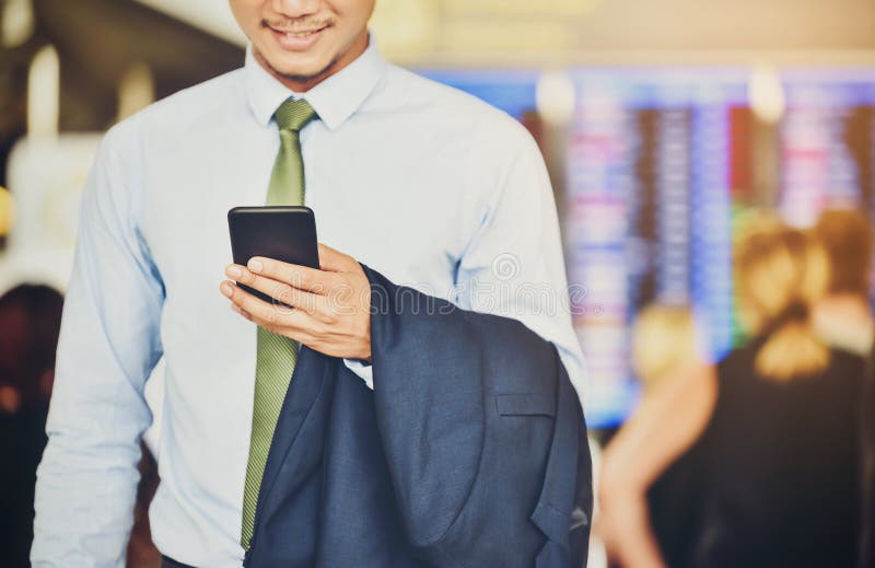 Een Aziatische zakenman gebruikt een smartphone om in zaken te krijgen wh stock foto's Een Aziatische zakenman gebruikt een smartphone om in zaken te krijgen wh stock foto's