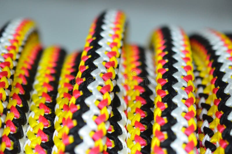 Een bal van multi-colored kabel voor het opheffen van zware ladingenclose-up royalty-vrije stock fotografie Een bal van multi-colored kabel voor het opheffen van zware ladingenclose-up royalty-vrije stock fotografie