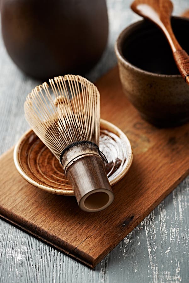 Een bamboe zwaait voor matchathee op een ceramische plaat royalty-vrije stock fotografie Een bamboe zwaait voor matchathee op een ceramische plaat royalty-vrije stock fotografie