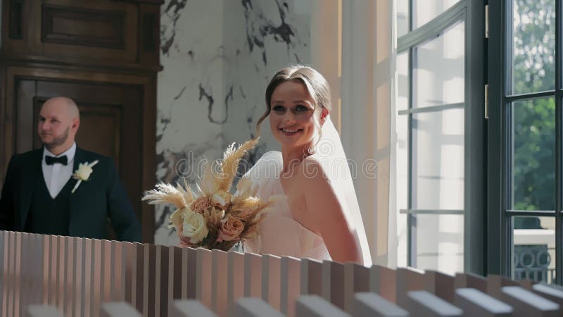 Een beeld van de bruid en de bruidegom op een fotosessie in het hotel delen een bruid en groom samen een serene moment