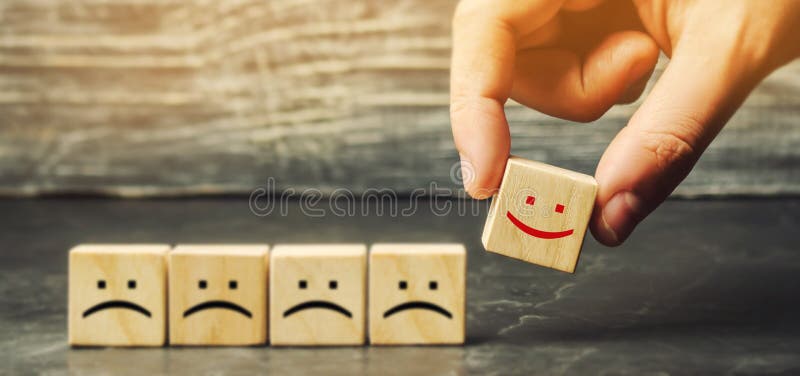 Een blok met een positief gezicht komt uit de rest van de negatieve emoties. concept van een goede beoordeling van ratings en feed