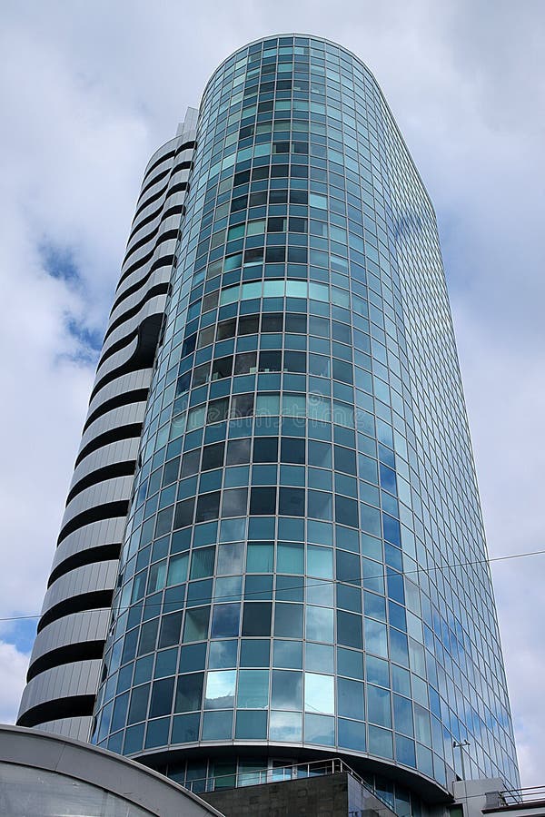 Een bodemmening van de mooie weerspiegelde bouw met meerdere verdiepingen van Cobra Commercieel Centrum op de achtergrond van de stock foto's Een bodemmening van de mooie weerspiegelde bouw met meerdere verdiepingen van Cobra Commercieel Centrum op de achtergrond van de stock foto's