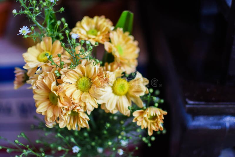 Een boeket van heldere gele bloemen in een mooie vaas stock fotografie Een boeket van heldere gele bloemen in een mooie vaas stock fotografie