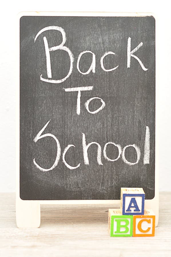 Een bord met de woorden terug naar School met alfabetblokken stock afbeeldingen Een bord met de woorden terug naar School met alfabetblokken stock afbeeldingen