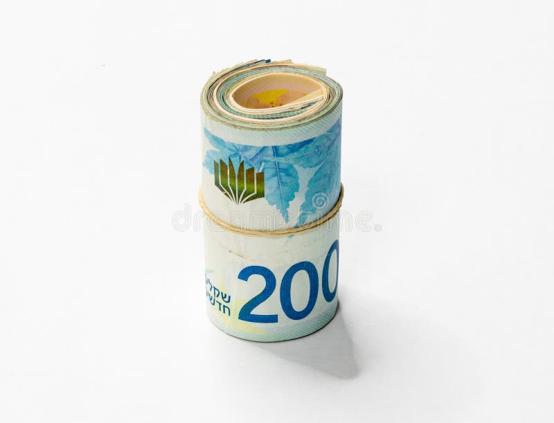 Een bos van het Israëlische Nieuwe geld van Sjekelsnos neemt van omhoog gerold en samengehouden met een eenvoudig elastiekje op e royalty-vrije stock fotografie Een bos van het Israëlische Nieuwe geld van Sjekelsnos neemt van omhoog gerold en samengehouden met een eenvoudig elastiekje op e royalty-vrije stock fotografie