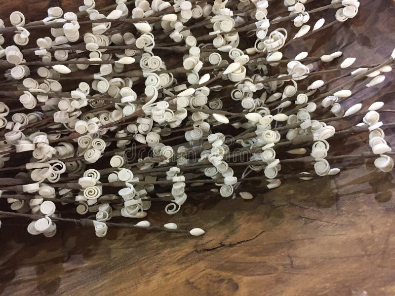 Een bos witte kunstbloemen op hout stock fotografie