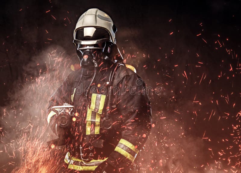 Een brandbestrijder kleedde zich in een uniform in een studio