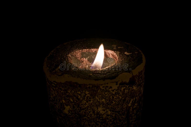 Een brandende kaars in dark royalty-vrije stock afbeeldingen Een brandende kaars in dark royalty-vrije stock afbeeldingen