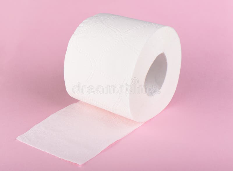 Een broodje van wit die toiletpapier op een roze achtergrond wordt geïsoleerd Het document product in de sanitaire en hygiënische stock afbeelding Een broodje van wit die toiletpapier op een roze achtergrond wordt geïsoleerd Het document product in de sanitaire en hygiënische stock afbeelding