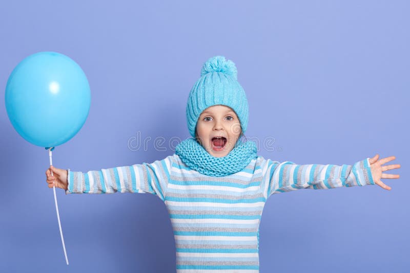 Een charmant meisje ziet er verbaasd en geschokt uit, poseren met open mond en grote ogen, en het verspreiden van handen geïsolee stock foto Een charmant meisje ziet er verbaasd en geschokt uit, poseren met open mond en grote ogen, en het verspreiden van handen geïsolee stock foto