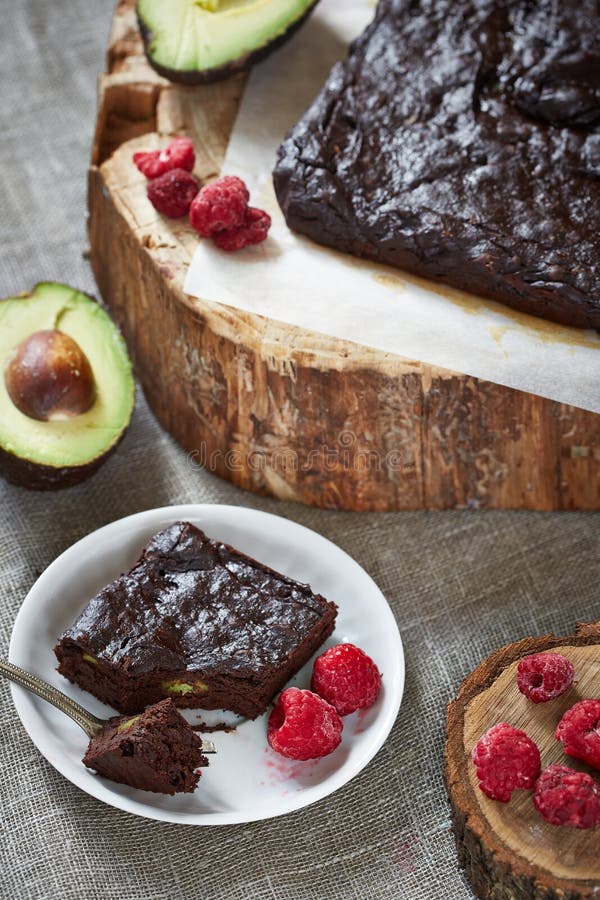 Een chocoladepastei op een stuk van perkament royalty-vrije stock afbeelding Een chocoladepastei op een stuk van perkament royalty-vrije stock afbeelding