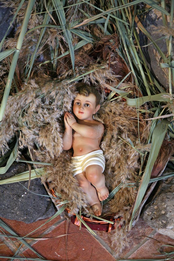 Een cijfer van babyJesus aangaande Kerstmis royalty-vrije stock foto's Een cijfer van babyJesus aangaande Kerstmis royalty-vrije stock foto's