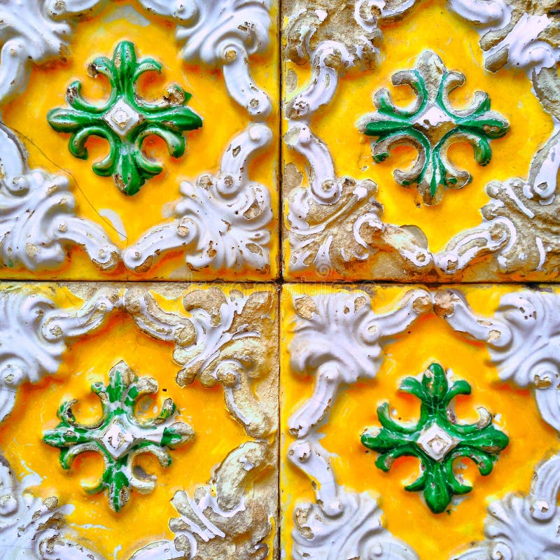 Een close-up van heldere kleurrijke Portugese tegels met afbrokkelend email stock foto's Een close-up van heldere kleurrijke Portugese tegels met afbrokkelend email stock foto's