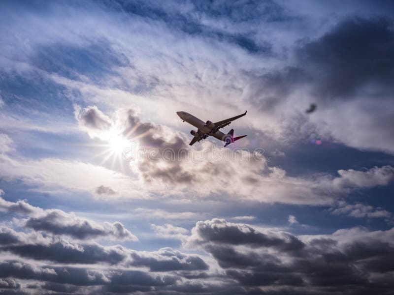 Een commercieel straaldielijnvliegtuig gedeeltelijk tegen de zon wordt gesilhouetteerd royalty-vrije stock foto's Een commercieel straaldielijnvliegtuig gedeeltelijk tegen de zon wordt gesilhouetteerd royalty-vrije stock foto's