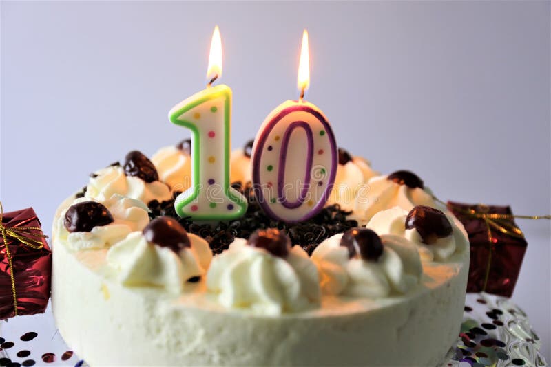 Een conceptenbeeld van een verjaardagscake met kaars - 10 royalty-vrije stock foto Een conceptenbeeld van een verjaardagscake met kaars - 10 royalty-vrije stock foto