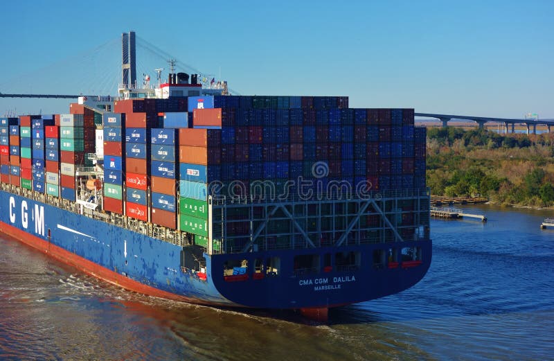 Een containerschip op Savannah River stock fotografie Een containerschip op Savannah River stock fotografie
